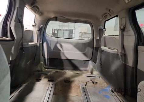 2013 Toyota Sienna Le z USA, uszkodzony, nr VIN 5TDJK3DC0DS062618